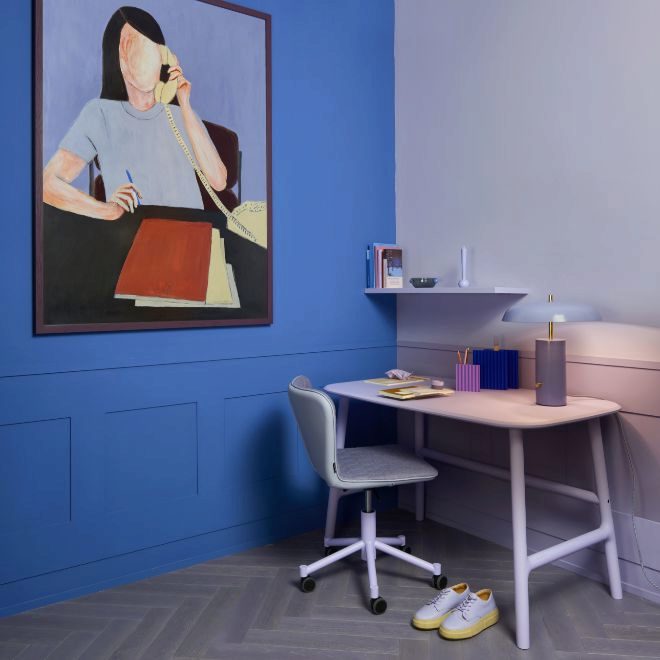El pequeño home office ambientado por Teklan con el  escritorio Nudo y la silla Tea con ruedas de Sancal.