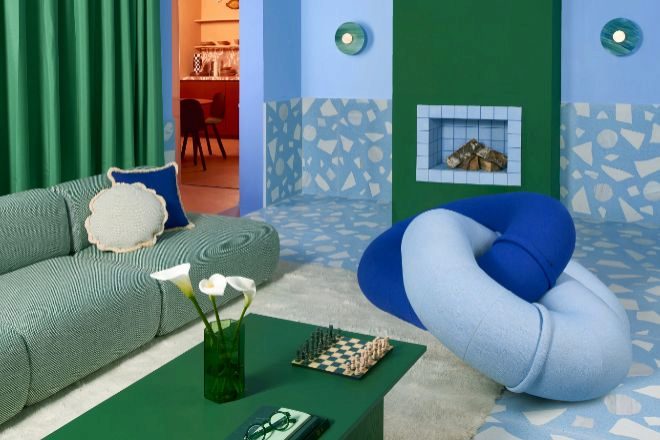 Teklan integró en el mini-apartamento la pieza más llamativa de la nueva colección de Sancal: el asiento encadenado Link, diseño de Raw Color.