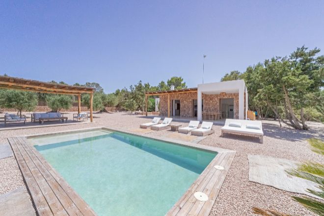 Vista de la piscina de la villa en Formentera tasada en más de dos millones y de la que se puede ser propietario por 300.000 euros.