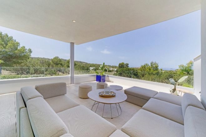 Porche de la villa en Ibiza que comercializa Vivla y cuyo valor supera los tres millones de euros.