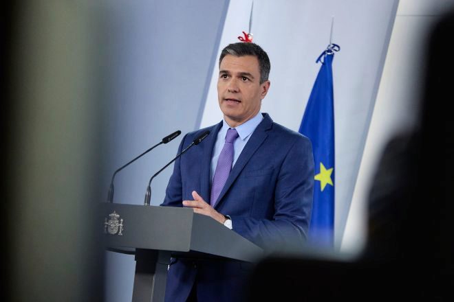 Sánchez anuncia una ayuda directa de 200 euros para hogares con rentas bajas y confirma un nuevo impuesto a empresas energéticas