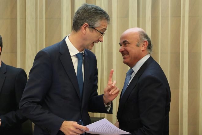 Pablo Hernández de Cos, gobernador del Banco de España, y Luis de Guindos, vicepresidente del BCE.