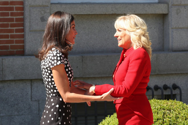 La reina Letizia recibe este lunes a la primera dama de Estados Unidos, Jill Biden (d), en el Palacio de la Zarzuela de Madrid.