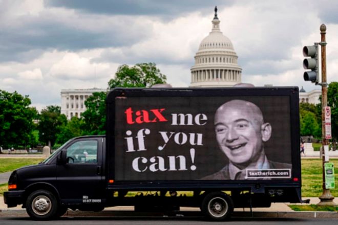 Campaña de protesta frente al Capitolio de EEUU con la frase 'tax me if you can!' (¡Grávame, si puedes!), con la foto del fundador de Amazon, Jeff Bezos.