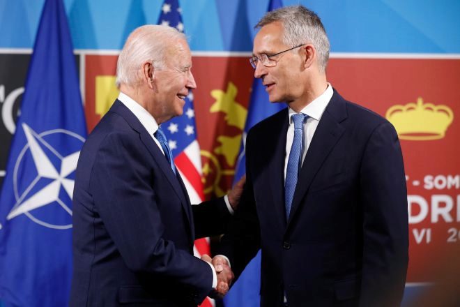 El presidente de Estados Unidos, Joe Biden, es recibido por el secretario general de la Alianza Atlántica, Jens Stoltenberg, a su llegada a la primera jornada de la cumbre de la OTAN que se celebra en Madrid.