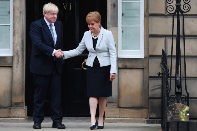 Nicola Sturgeon quiere que Boris Johnson le deje celebrar un referéndum de independencia en Escocia en octubre de 2023.