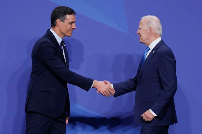 El presidente del Gobierno, Pedro Sánchez saluda al presidente de Estados Unidos, Joe Biden, durante la primera jornada de la cumbre de la OTAN que se celebra este miércoles en el recinto de Ifema, en Madrid.