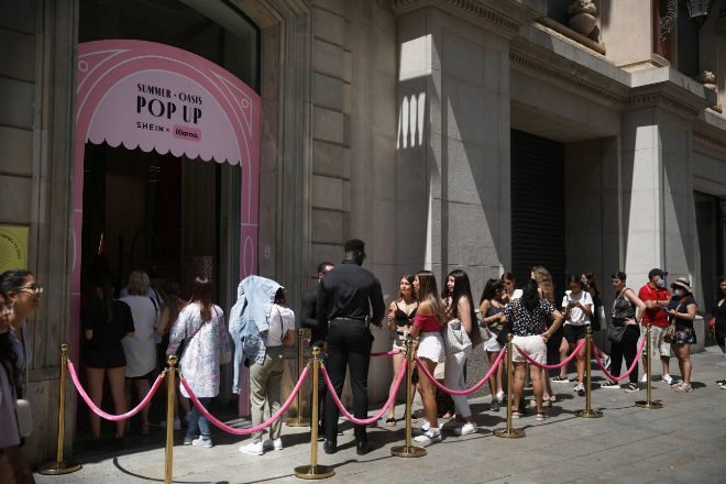 Varias personas aguardando para entrar en la tienda efímera de Shein en el Portal de l'Àngel, la avenida del distrito de Ciutat Vella dedicada a la moda a precios asequibles.