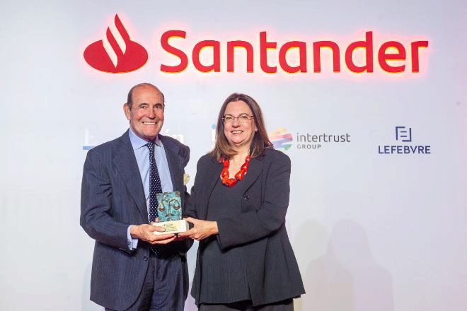 Jaime Zurita,consultor sénior de Linklaters en España, y Ana I. Pereda, directora de EXPANSIÓN.