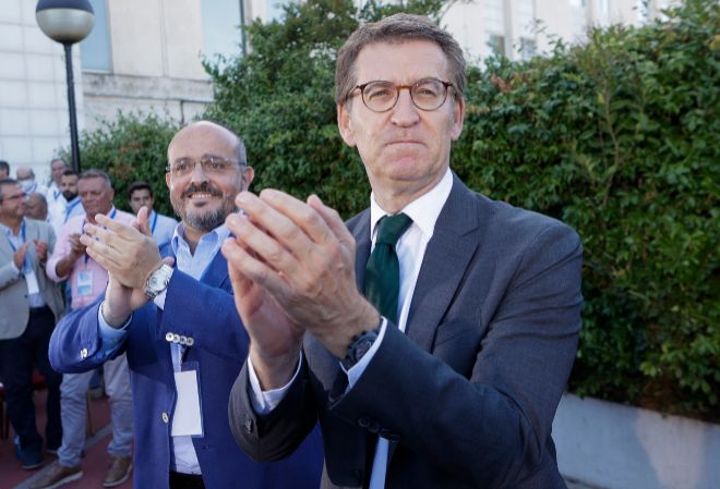 El presidente del Partido Popular, Alberto Núñez Feijóo, acompañado del presidente del PP en Cataluña, Alejandro Fernández, en la escuela de la Escuela de Verano del PP catalán que se celebra en Cerdanyola del Vallès (Barcelona).