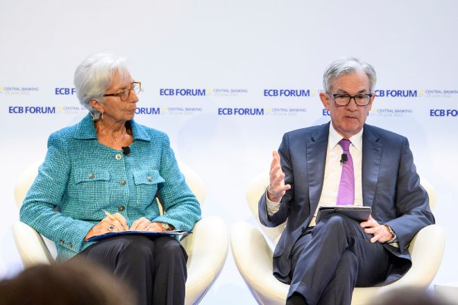 La presidenta del Banco Central Europeo, Christine Lagarde, y su homólogo de la Reserva Federal de Estados Unidos, Jerome Powell, durante la reunión de banqueros centrales celebrada en Sintra, Portugal.