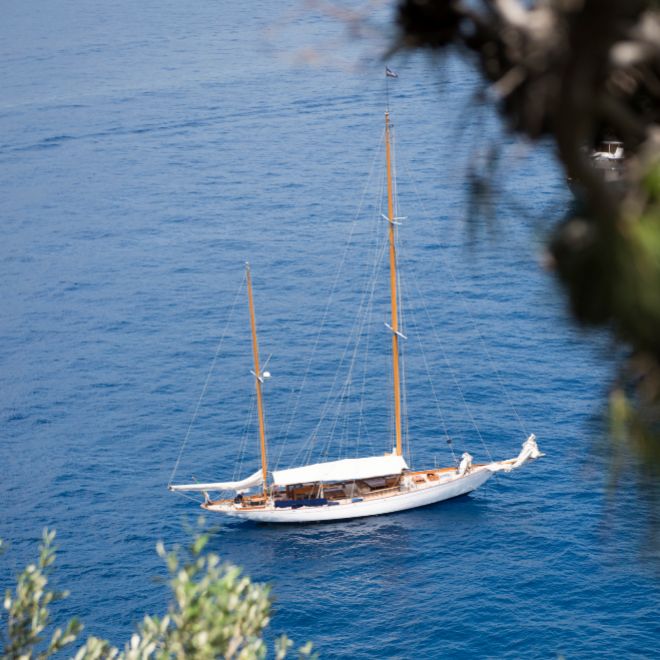 El "Eilean" navegando cerca de Gallo Lungo, la isla privada que perteneci a Rudolf Nuryev y que acogi parte del exclusivo evento para clientes de Panerai.