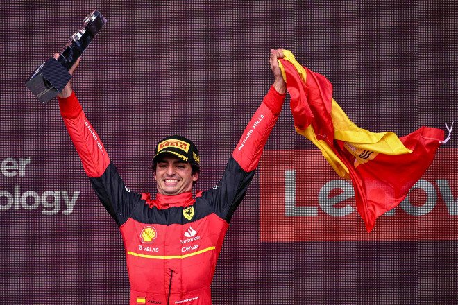 Carlos Sainz celebra su victoria en el Gran Premio de Gran Bretaña de F1.