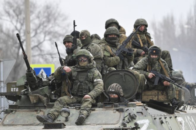 Militares rusos en la parte norte de Crimea, Rusia.