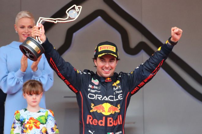 El piloto "Checo" Pérez tras recoger el trofeo en el GP de Monaco.
