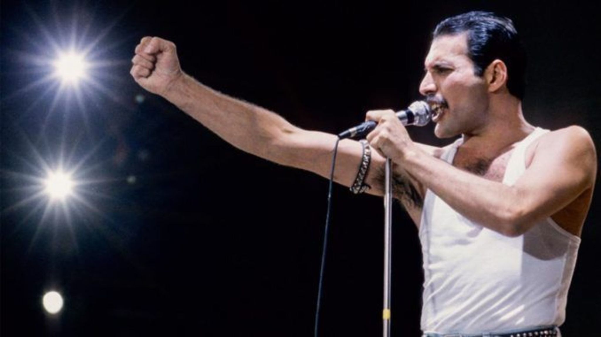Freddie Mercury, en el concierto celebrado en 1985 en Wembley.