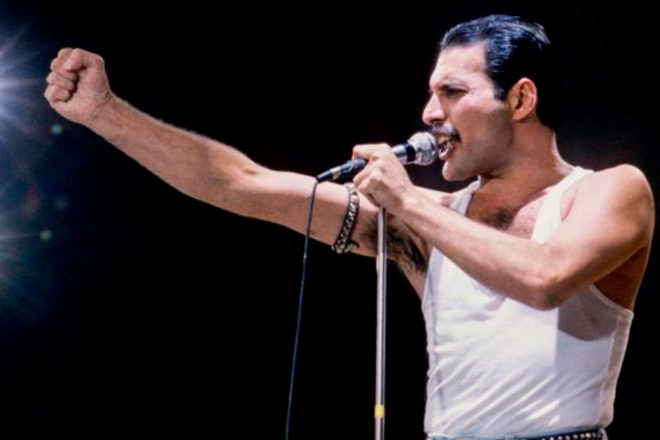 Freddie Mercury, líder de Queen, durante su actuación en agosto de 1986 en el Mini Estadi del F.C. Barcelona, donde se congregaron más de treinta mil personas.