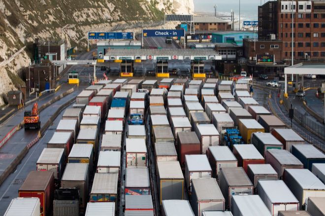 Atasco de camiones en el puerto británico de Dover en los primeros días del Brexit.
