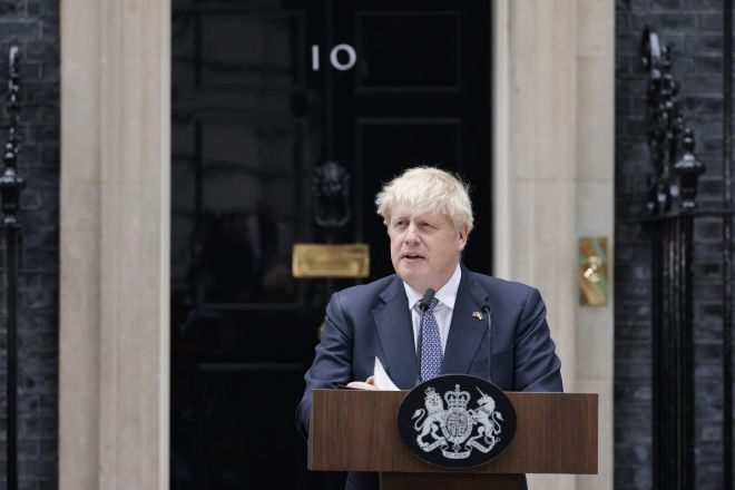 El primer ministro británico, Boris Johnson, durante la comparecencia en la que ha anunciado su dimisión.