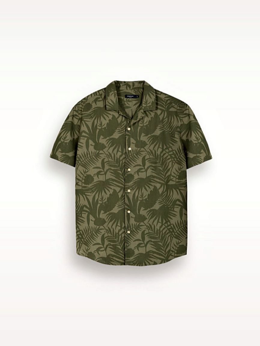 Estampado tropical sobre verde militar. 40 euros. bostonwear.com