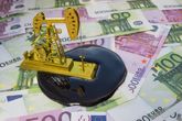 Montaje de un pozo petrolífero sobre billetes de euro