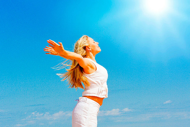 En verano producimos más serotonina gracias a la luz solar que nos hace sentir mejor.