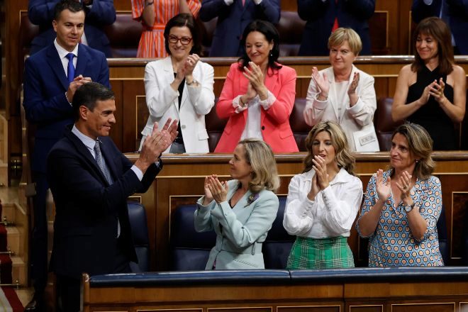 El presidente del Gobierno, Pedro Sánchez, es aplaudido por la bancada socialista tras su intervención en la primera jornada del debate sobre el estado de la nación en el Congreso de los Diputados.