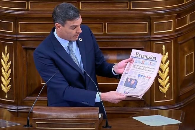 El presidente del Gobierno, Pedro Sánchez, en el Congreso de los Diputados, muestra un ejemplar de Expansión.