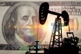 Imagen de un pozo petrolífero con un billete de dólar de fondo