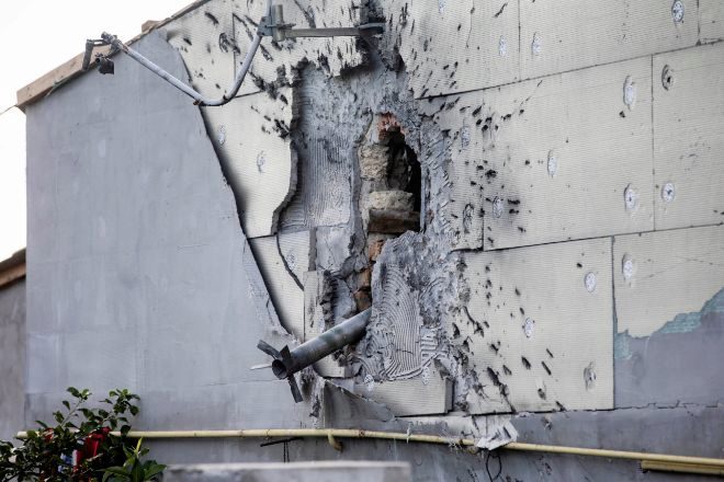Parte de un cohete incrustado en la pared de un edificio atacado en la ciudad ucraniana de Mykolaiv.
