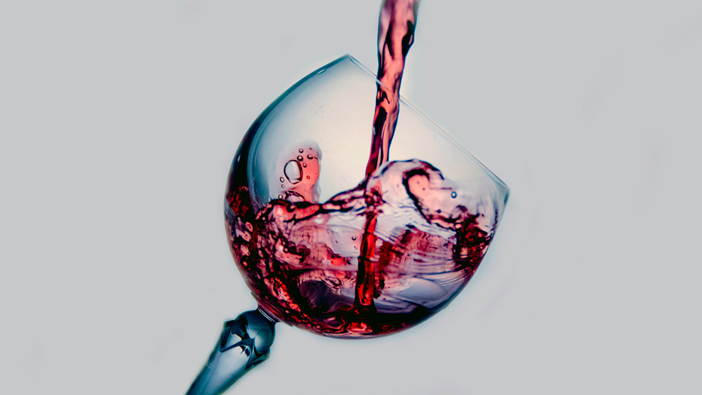 Una copa de vino tinto.