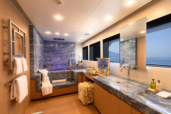 Uno de los siete baños del Stella Maris, de mármol y madera y con vistas al mar.