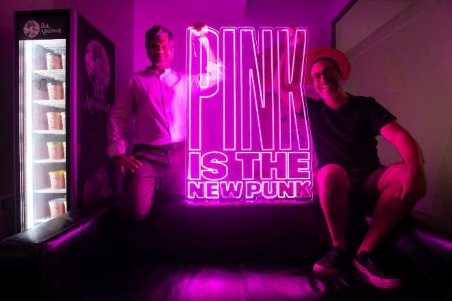 Luke Saldanha (a la izquierda) y Pepe Biaggio son los cofundadores de Pink Albatross, una empresa de helados veganos aptos para amantes de la carne.