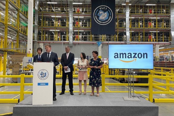 Ximo Puig, junto a directivos de Amazon, ha inaugurado el nuevo almacén.