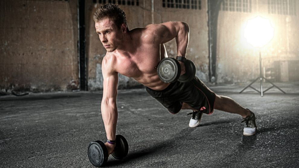 Un hombre realiza ejercicios con peso para fortalecer los abdominales.