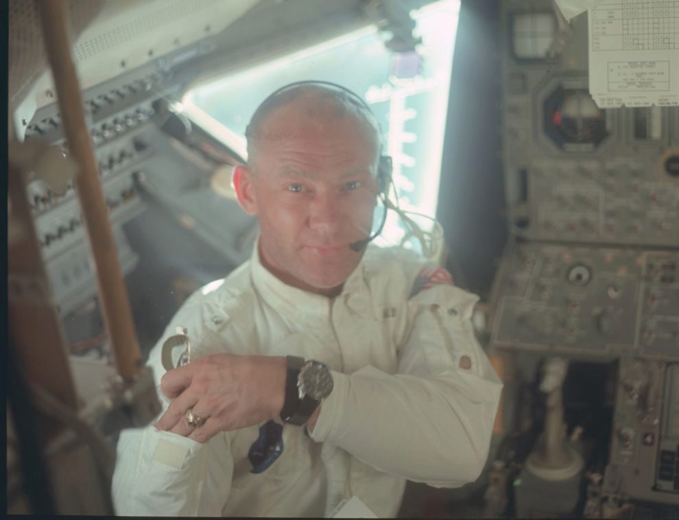 Buzz Aldrin a bordo del Apolo 11 guardando unas gafas en el bolsillo...