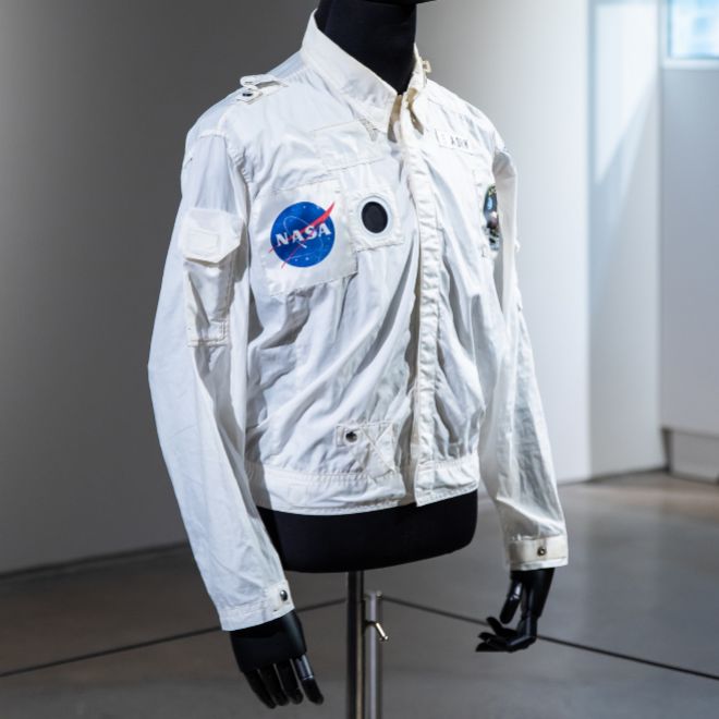 La chaqueta que Buzz Aldrin llevaba bajo el traje de astronauta, precio estimado: de 1 a 2 millones de dlares. 