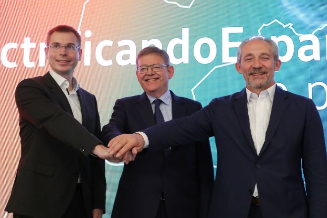 Sebastian Wolf, Ximo Puig y Alfonso Sancha, tras la firma del acuerdo para instalar la fábrica en Sagunto.