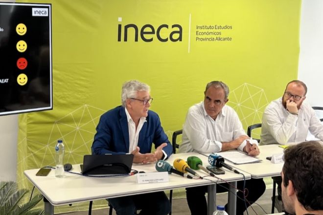 Francisco Llopis, Ignacio Amirola y el coordinador del Comité de Estudios, Quino Palací, durante la presentación del análisis.