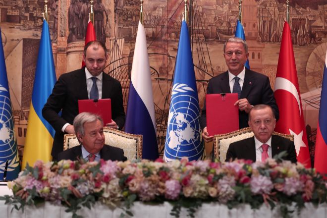 El presidente turco Erdogan (sentado a la derecha) y el secretario general de la ONU; Antono Guterres, en Estambul.