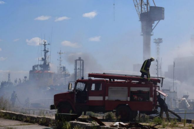 Los bomberos luchan contra un incendio provocado por los ataques sobre Odesa.