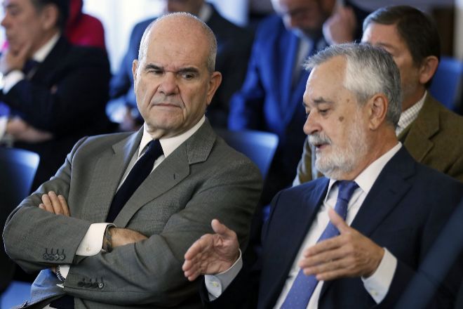 Los expresidentes de la Junta de Andalucía Manuel Chaves (izq.) y José Antonio Griñán.