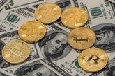 Monedas de bitcoin sobre billetes de dólar