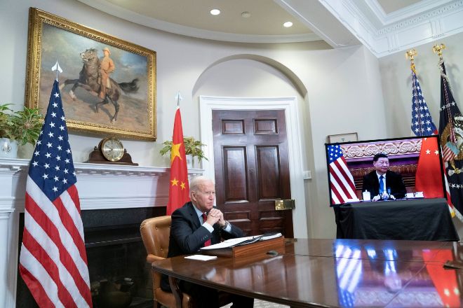 El presidente estadounidense Joe Biden y su homólogo chino Xi Jinping durante la cumbre virtual que mantuvieron en noviembre del año pasado.
