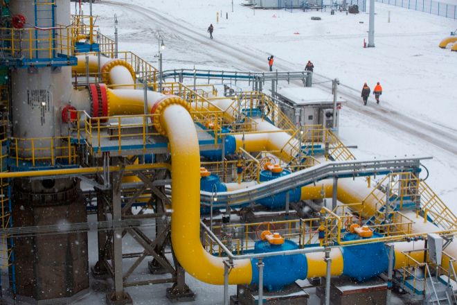 Workers walk pipework in the snow-covered yard at the Gazprom PJSC Slavyanskaya compressor station, the starting point of the lt;HIT gt;Nord lt;/HIT gt; lt;HIT gt;Stream lt;/HIT gt; 2 gas pipeline, in Ust-Luga, Russia, on Thursday, Jan. 28, 2021. lt;HIT gt;Nord lt;/HIT gt; lt;HIT gt;Stream lt;/HIT gt; 2 is a 1,230-kilometer (764-mile) gas pipeline that will double the capacity of the existing undersea route from Russian fields to Europe -- the original lt;HIT gt;Nord lt;/HIT gt; lt;HIT gt;Stream lt;/HIT gt; -- which opened in 2011. Photographer: Andrey Rudakov/Bloomberg GASODUCTO lt;HIT gt;NORD lt;/HIT gt; lt;HIT gt;STREAM lt;/HIT gt; 2 EN RUSIA