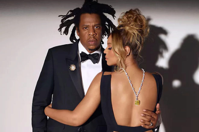 Beyonce con un diamante amarillo a la espalda junto a su marido Jay-Z.