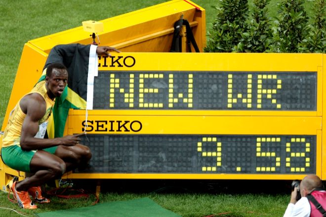 El corredor jamaicano Usain Bolt posa junto al panel que marca su nuevo récord mundial tras parar el cronómetro en la final de los 100 metros del Mundial de atletismo Berlín 2009 en 9:58. Bolt mantiene aún este récord del mundo.