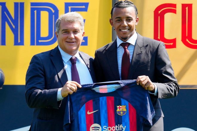 El presidente del FC Barcelona, Joan Laporta ha presentado hoy al nuevo jugador del club azulgrana Jules Kounde.