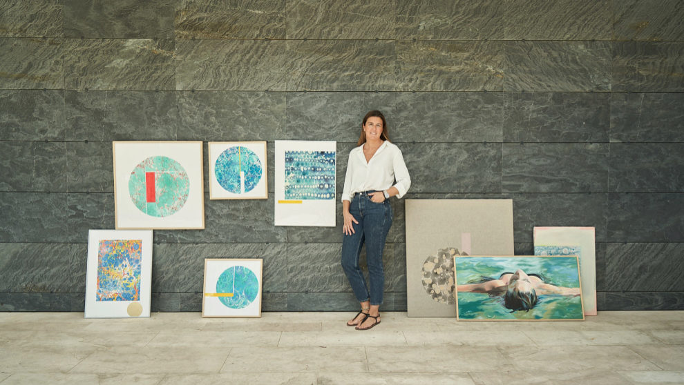 La artista madrileña Alejandra Herguido con algunas de sus obras...