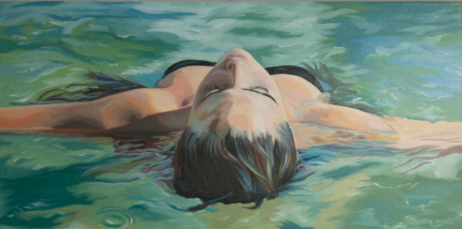 Herguido disfruta reproduciendo los distintos tonos del azul del agua. En la imagen, una joven flotando plácidamente.